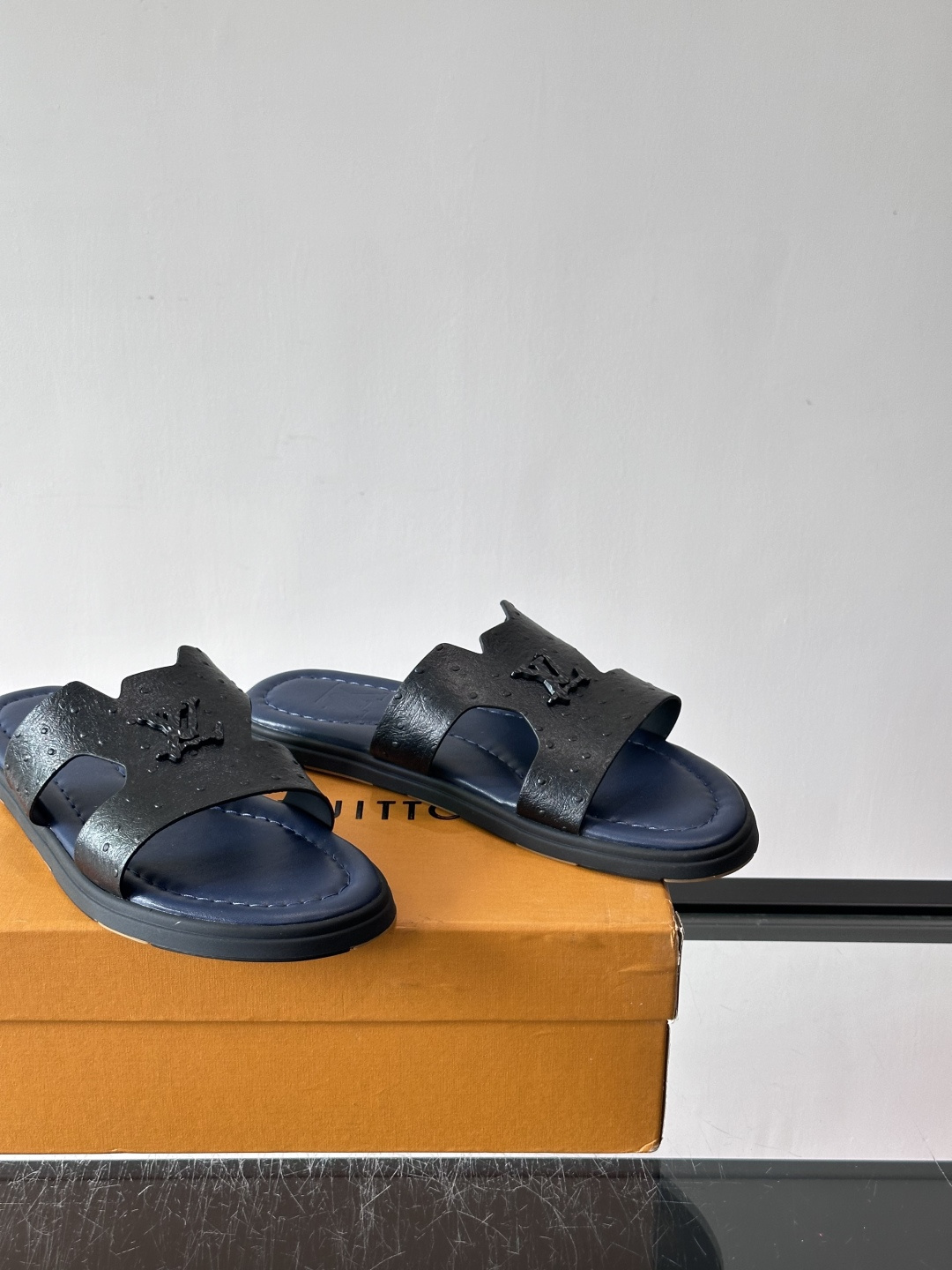 ​​✨LV Isola系列凉拖鞋，采用Monogram压花皮革，搭配橡胶鞋底，简约又有辨识度。鞋面“LV