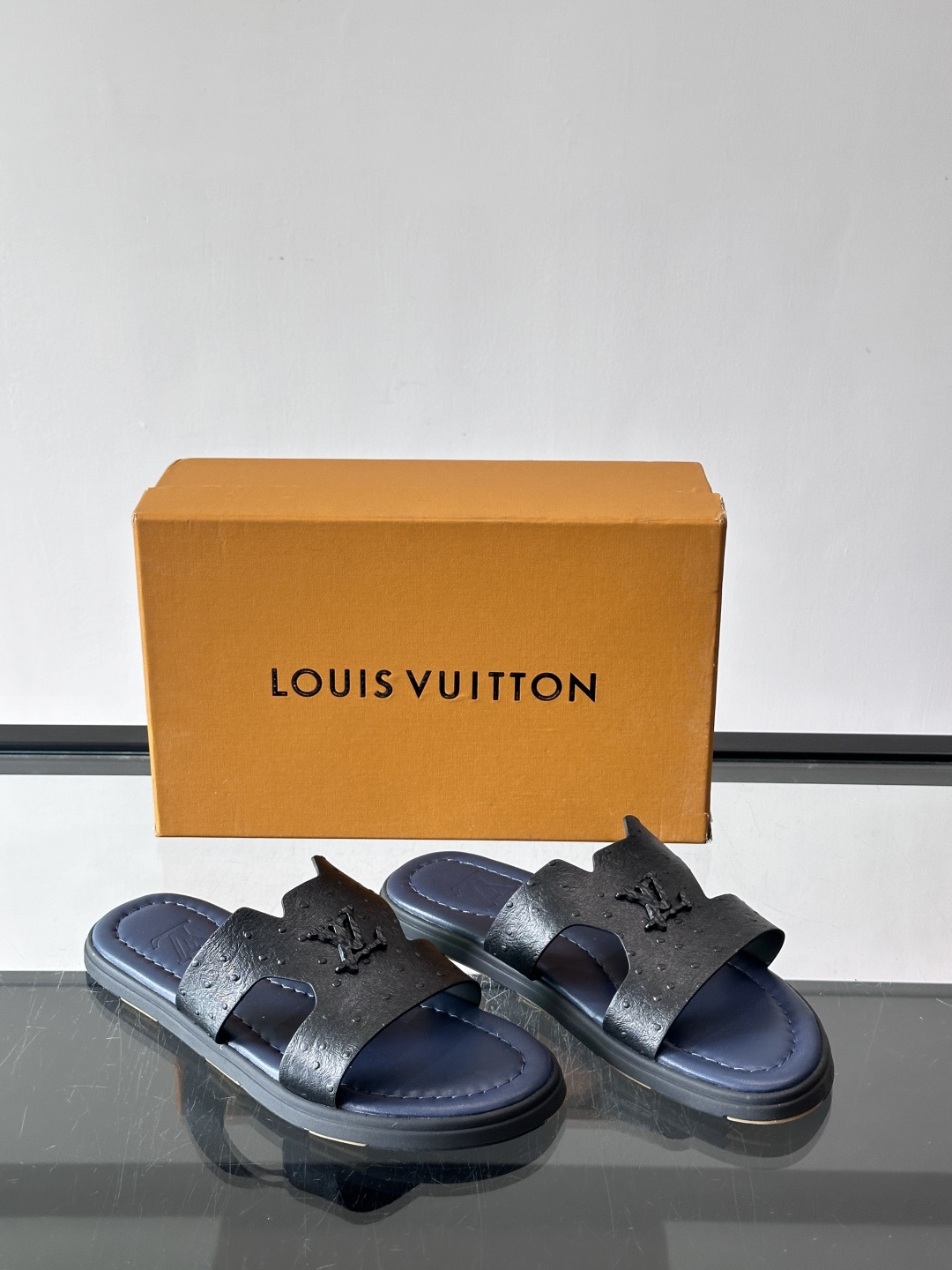 ​​✨LV Isola系列凉拖鞋，采用Monogram压花皮革，搭配橡胶鞋底，简约又有辨识度。鞋面“LV