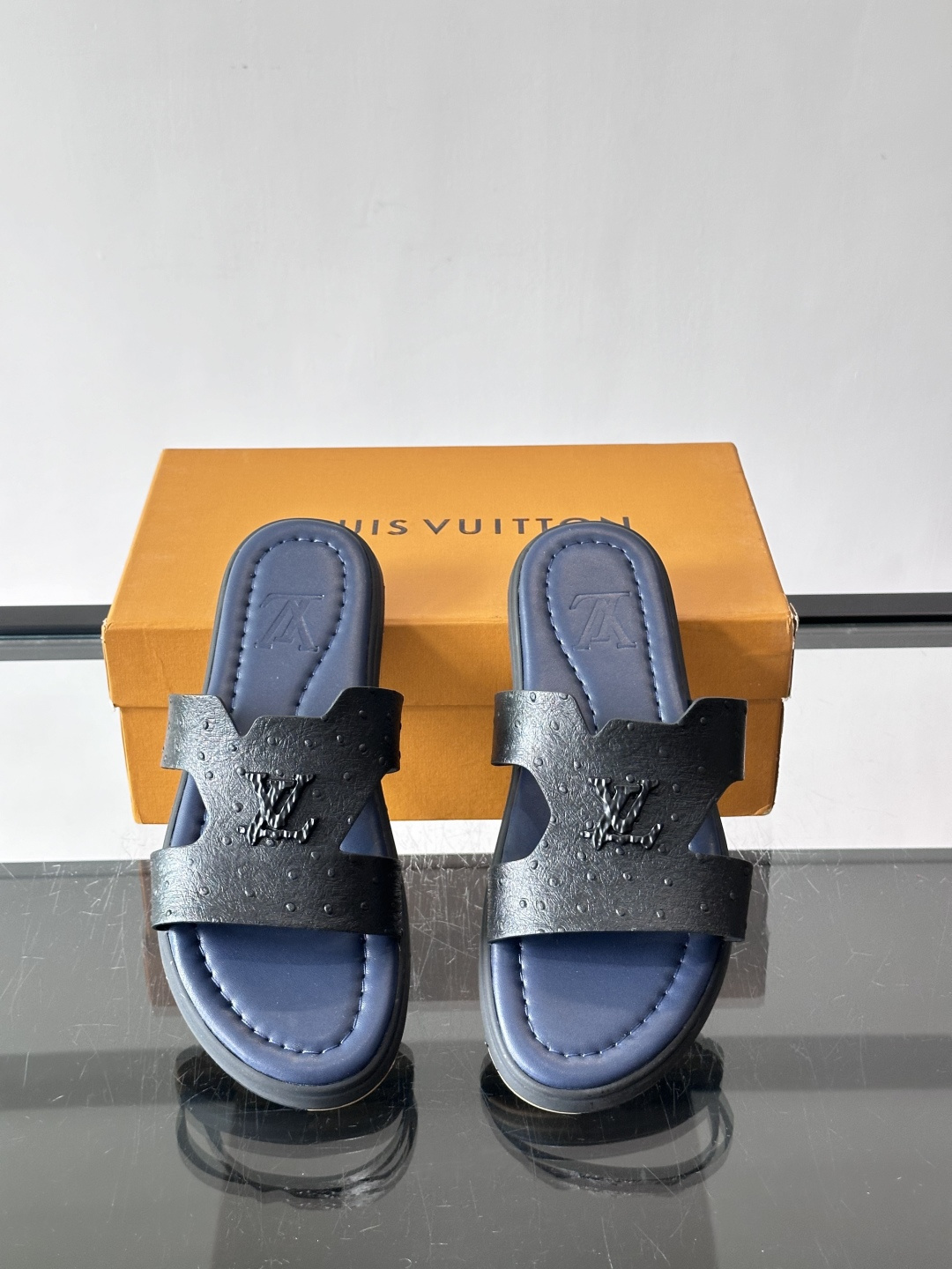 ​​✨LV Isola系列凉拖鞋，采用Monogram压花皮革，搭配橡胶鞋底，简约又有辨识度。鞋面“LV