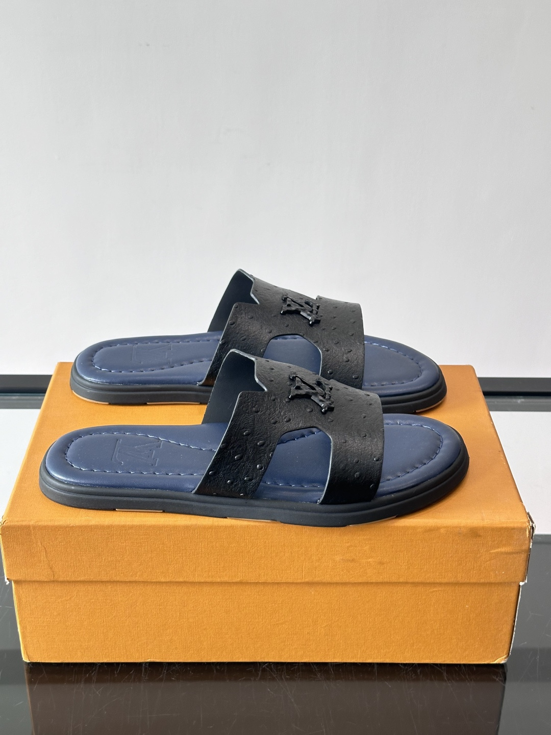 ​​✨LV Isola系列凉拖鞋，采用Monogram压花皮革，搭配橡胶鞋底，简约又有辨识度。鞋面“LV