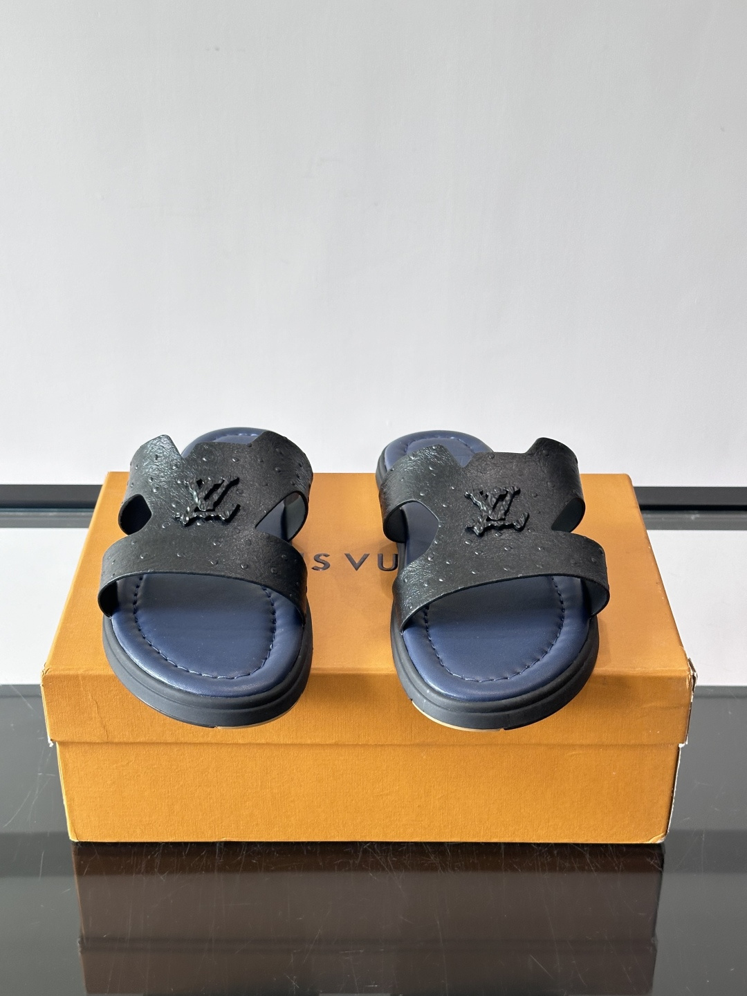 ​​✨LV Isola系列凉拖鞋，采用Monogram压花皮革，搭配橡胶鞋底，简约又有辨识度。鞋面“LV