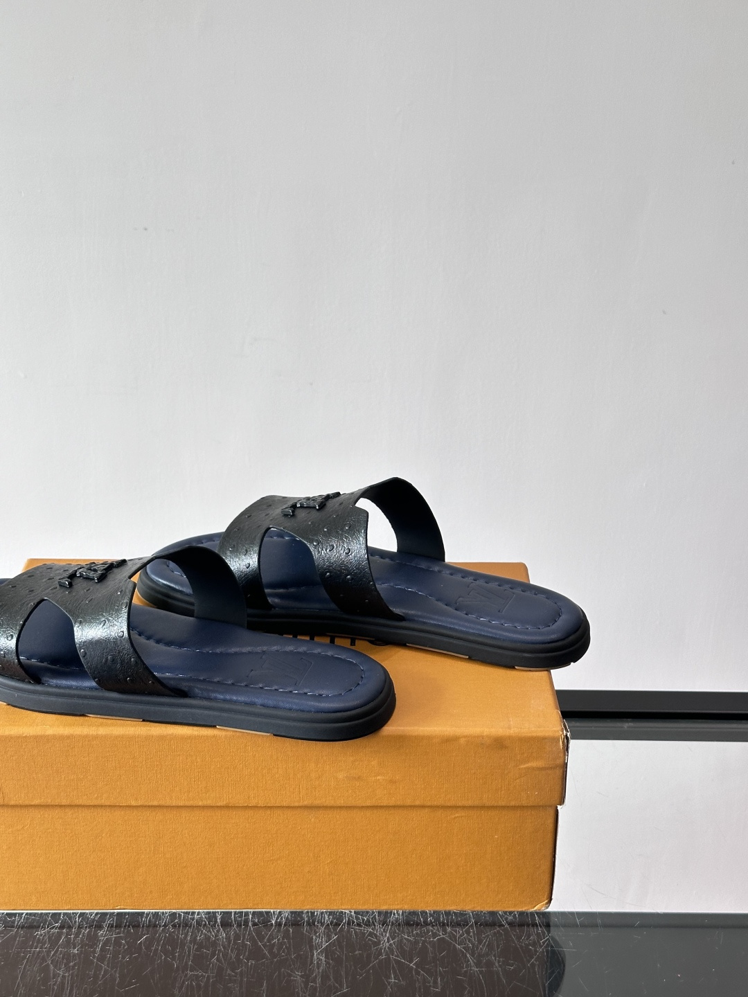 ​​✨LV Isola系列凉拖鞋，采用Monogram压花皮革，搭配橡胶鞋底，简约又有辨识度。鞋面“LV