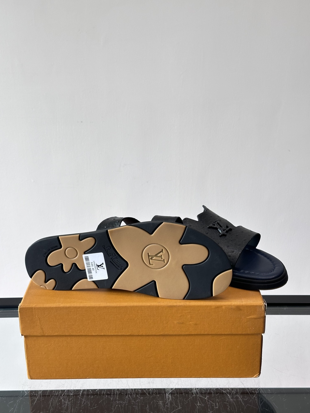 ​​✨LV Isola系列凉拖鞋，采用Monogram压花皮革，搭配橡胶鞋底，简约又有辨识度。鞋面“LV