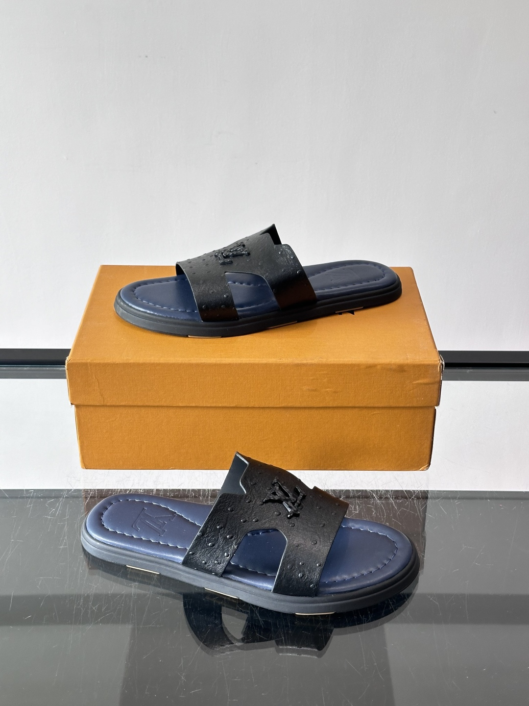 ​​✨LV Isola系列凉拖鞋，采用Monogram压花皮革，搭配橡胶鞋底，简约又有辨识度。鞋面“LV