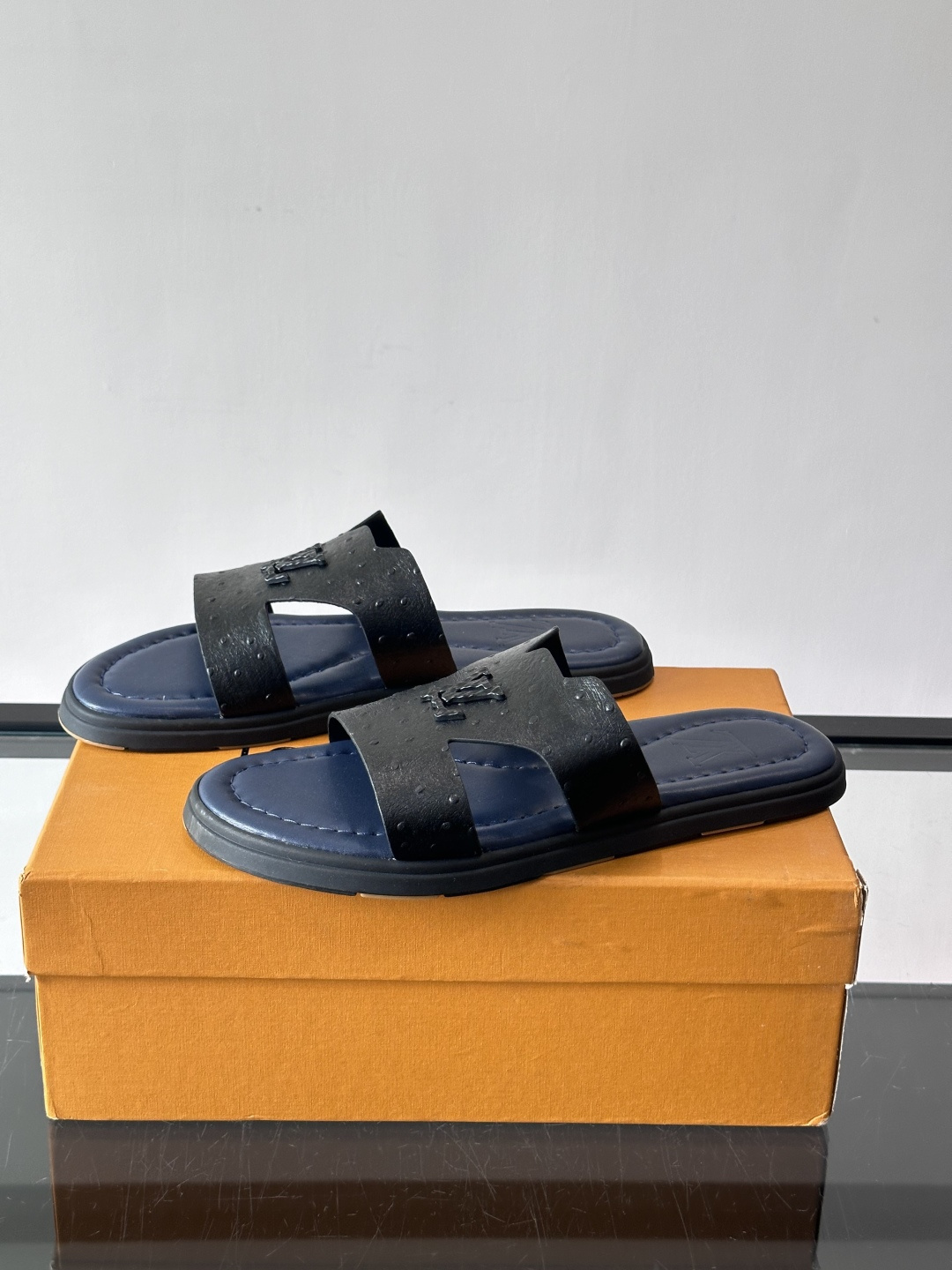 ​​✨LV Isola系列凉拖鞋，采用Monogram压花皮革，搭配橡胶鞋底，简约又有辨识度。鞋面“LV