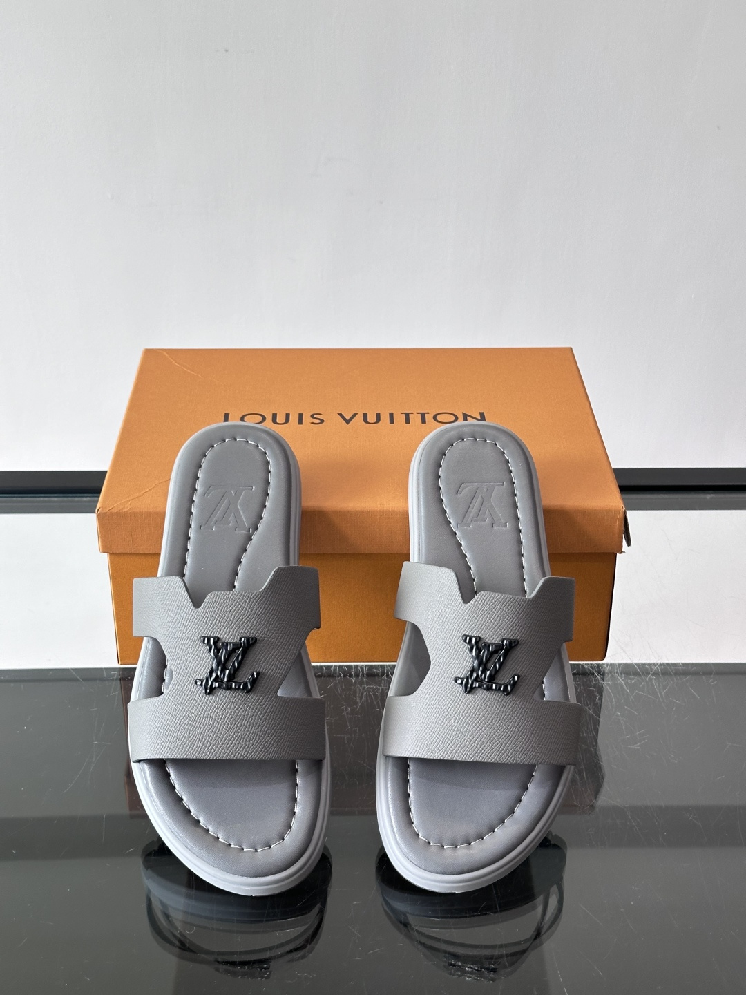 ​​✨LV Isola系列凉拖鞋，采用Monogram压花皮革，搭配橡胶鞋底，简约又有辨识度。鞋面“LV