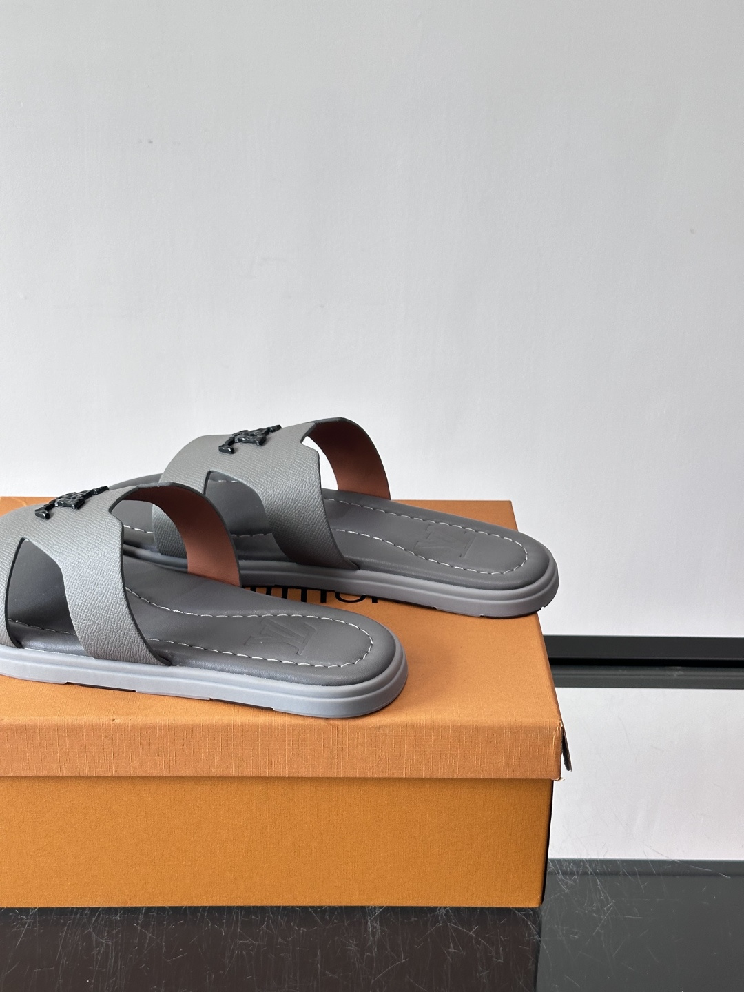 ​​✨LV Isola系列凉拖鞋，采用Monogram压花皮革，搭配橡胶鞋底，简约又有辨识度。鞋面“LV