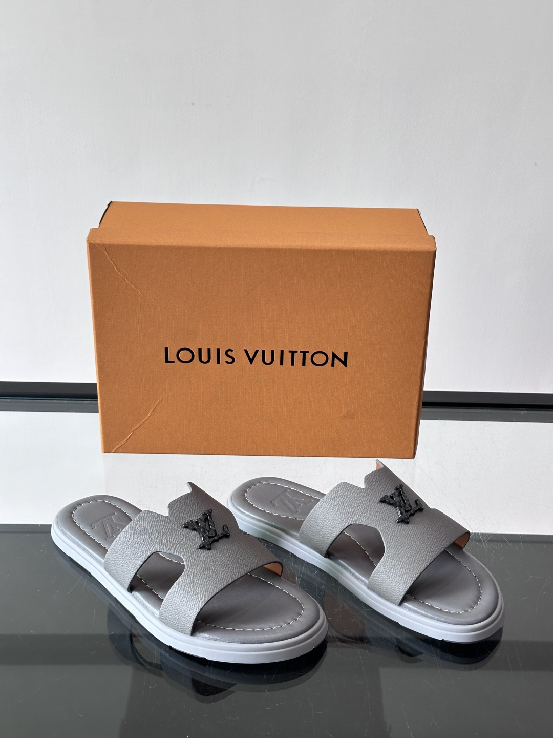 ​​✨LV Isola系列凉拖鞋，采用Monogram压花皮革，搭配橡胶鞋底，简约又有辨识度。鞋面“LV