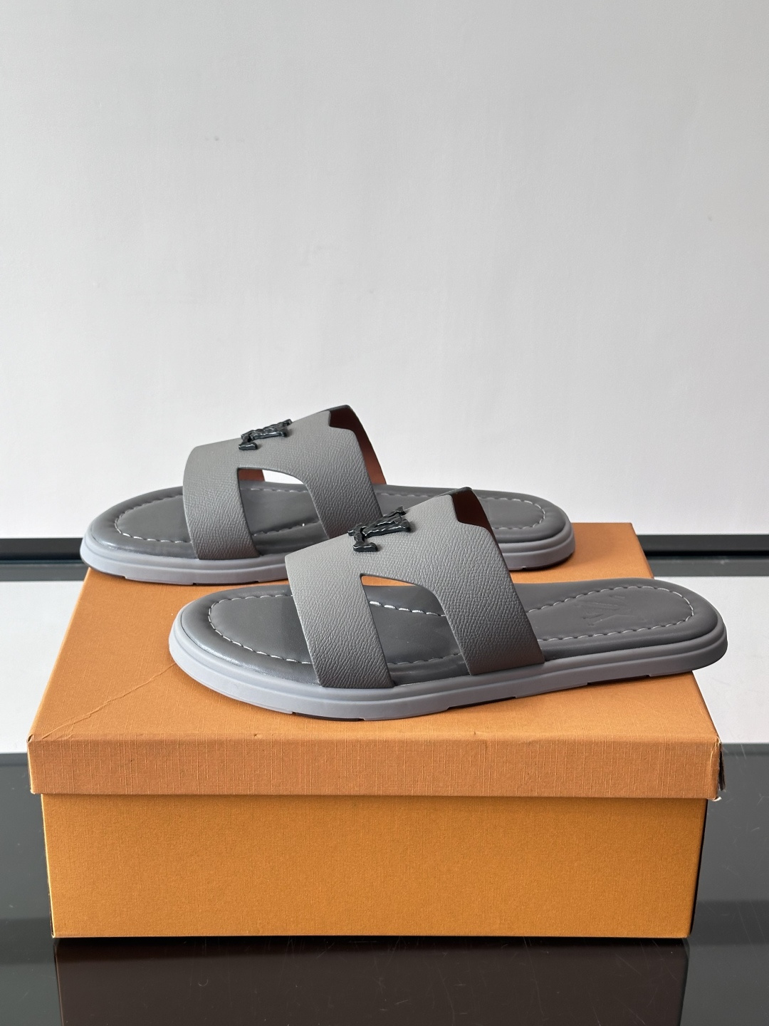 ​​✨LV Isola系列凉拖鞋，采用Monogram压花皮革，搭配橡胶鞋底，简约又有辨识度。鞋面“LV