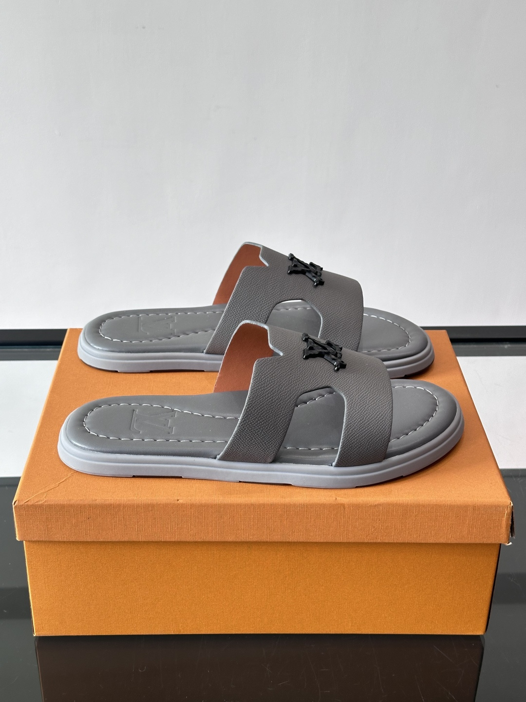 ​​✨LV Isola系列凉拖鞋，采用Monogram压花皮革，搭配橡胶鞋底，简约又有辨识度。鞋面“LV