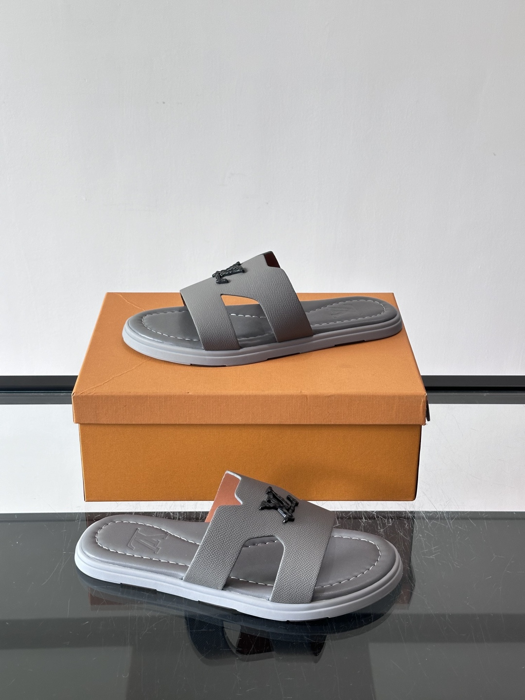 ​​✨LV Isola系列凉拖鞋，采用Monogram压花皮革，搭配橡胶鞋底，简约又有辨识度。鞋面“LV