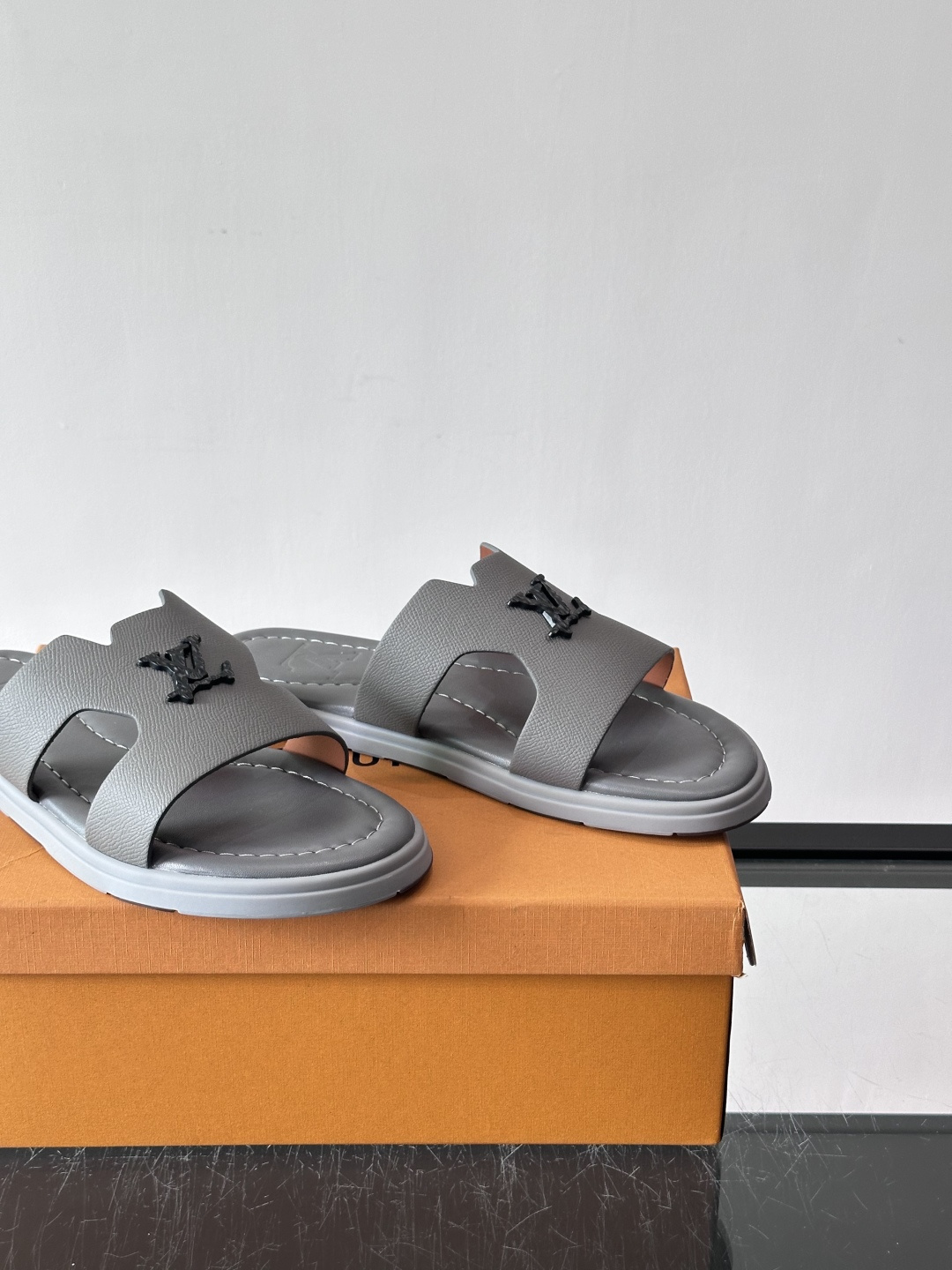 ​​✨LV Isola系列凉拖鞋，采用Monogram压花皮革，搭配橡胶鞋底，简约又有辨识度。鞋面“LV