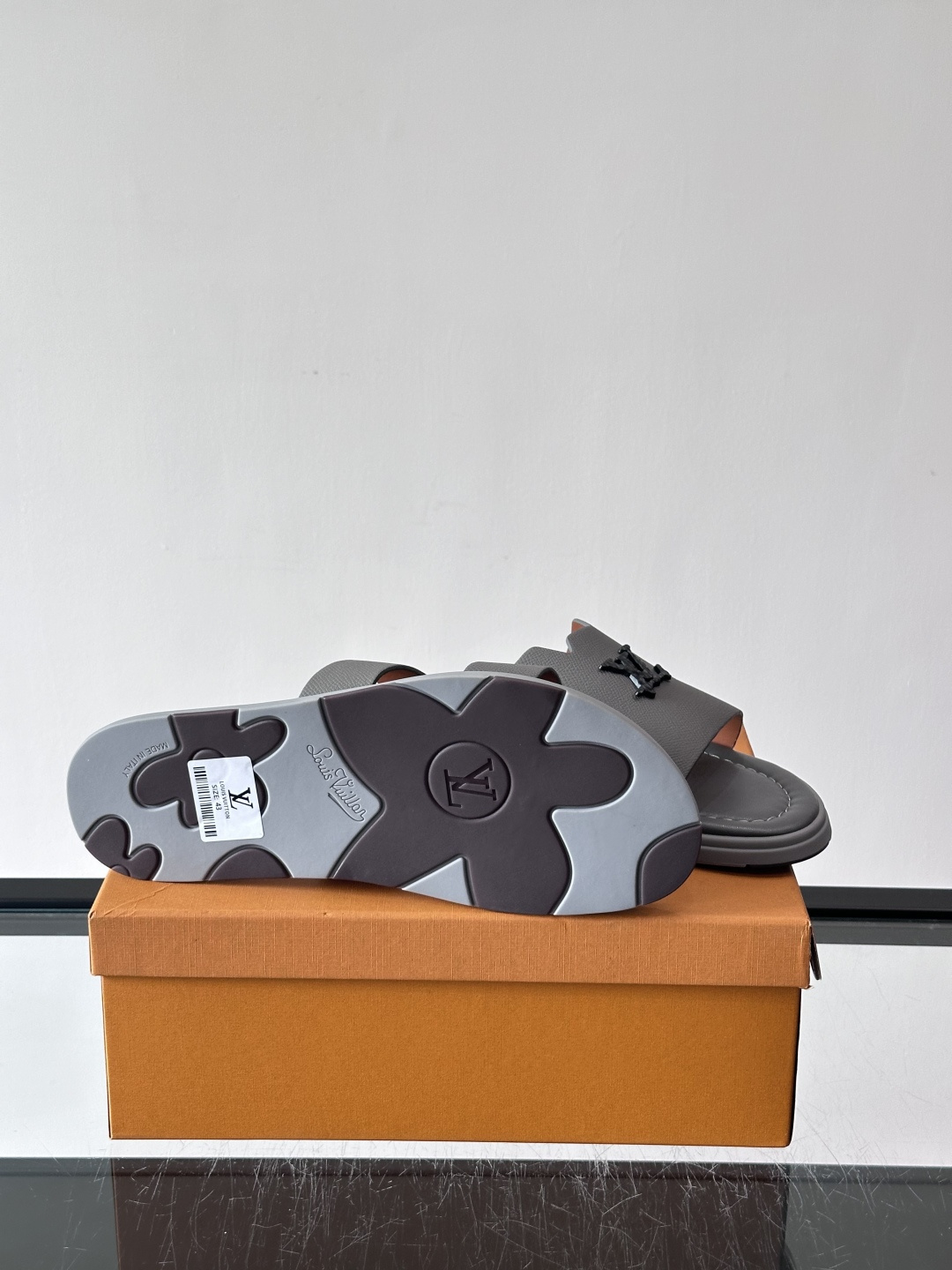 ​​✨LV Isola系列凉拖鞋，采用Monogram压花皮革，搭配橡胶鞋底，简约又有辨识度。鞋面“LV