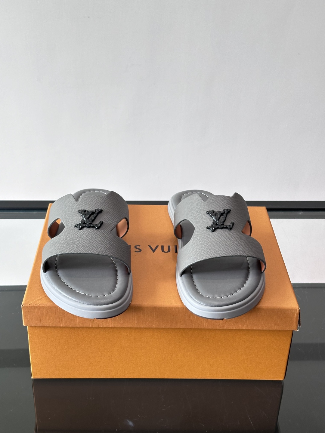 ​​✨LV Isola系列凉拖鞋，采用Monogram压花皮革，搭配橡胶鞋底，简约又有辨识度。鞋面“LV