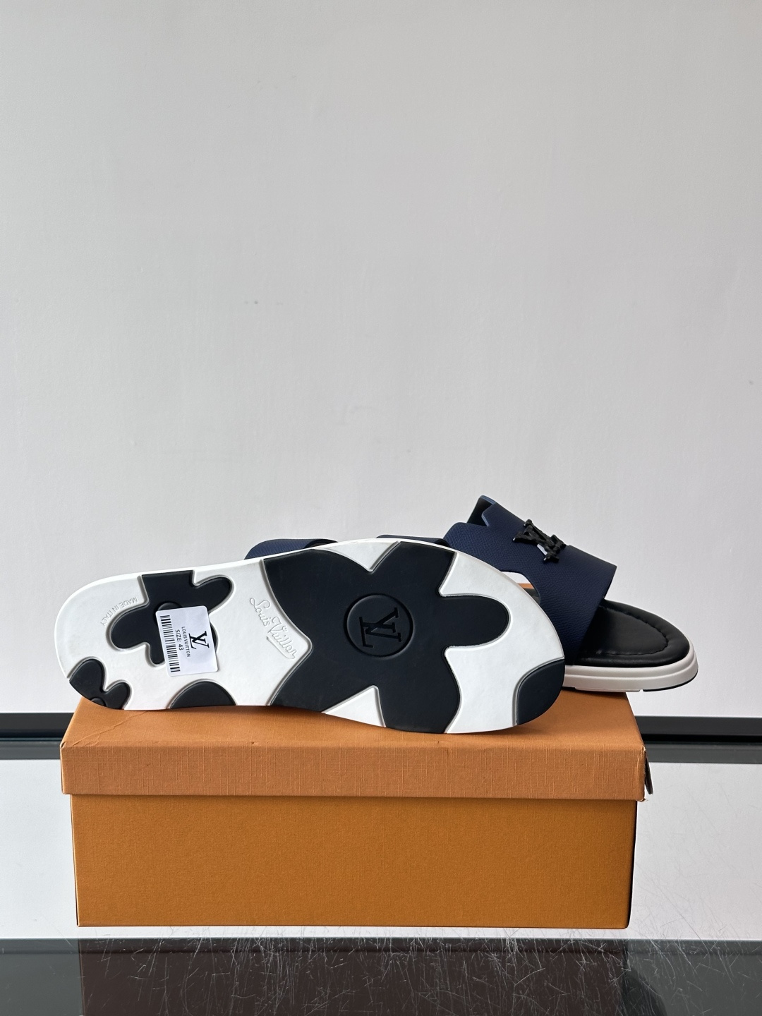 ​​✨LV Isola系列凉拖鞋，采用Monogram压花皮革，搭配橡胶鞋底，简约又有辨识度。鞋面“LV