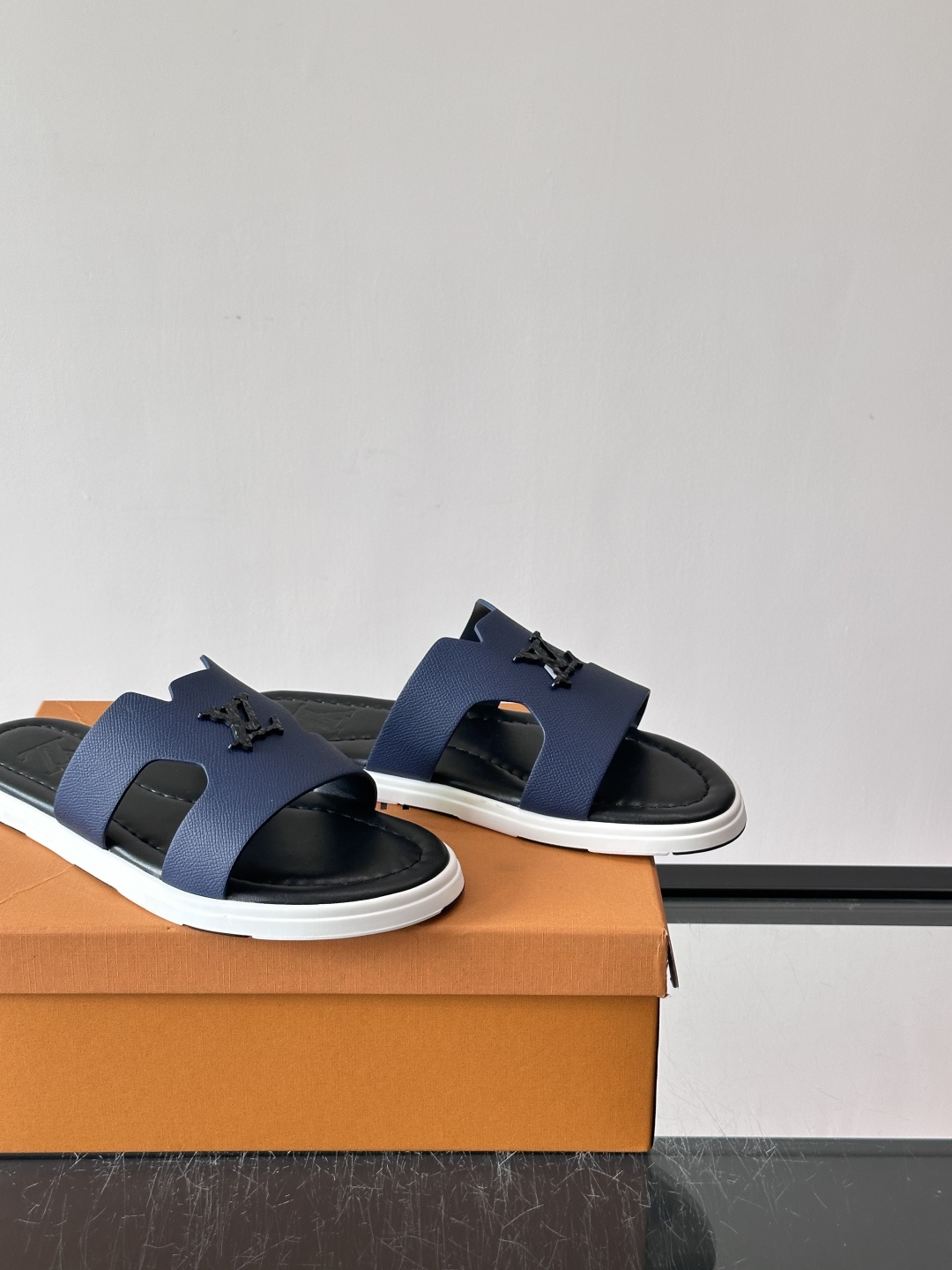 ​​✨LV Isola系列凉拖鞋，采用Monogram压花皮革，搭配橡胶鞋底，简约又有辨识度。鞋面“LV