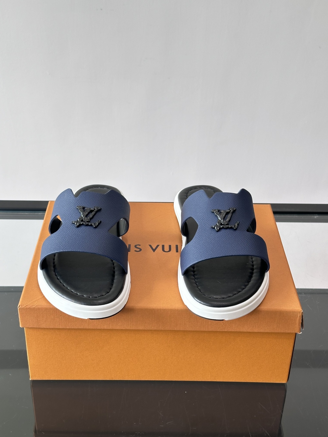 ​​✨LV Isola系列凉拖鞋，采用Monogram压花皮革，搭配橡胶鞋底，简约又有辨识度。鞋面“LV