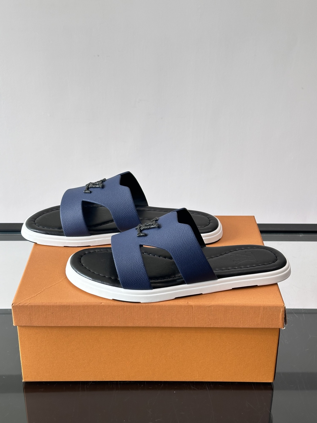 ​​✨LV Isola系列凉拖鞋，采用Monogram压花皮革，搭配橡胶鞋底，简约又有辨识度。鞋面“LV