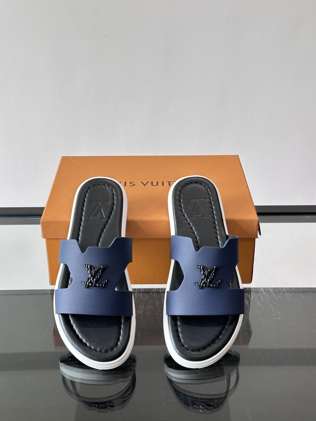 ​​✨LV Isola系列凉拖鞋，采用Monogram压花皮革，搭配橡胶鞋底，简约又有辨识度。鞋面“LV