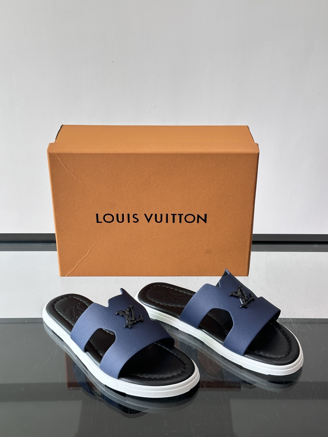 ​​✨LV Isola系列凉拖鞋，采用Monogram压花皮革，搭配橡胶鞋底，简约又有辨识度。鞋面“LV