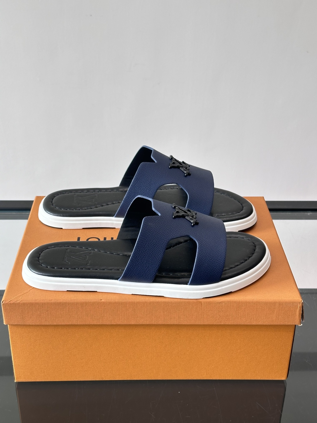 ​​✨LV Isola系列凉拖鞋，采用Monogram压花皮革，搭配橡胶鞋底，简约又有辨识度。鞋面“LV