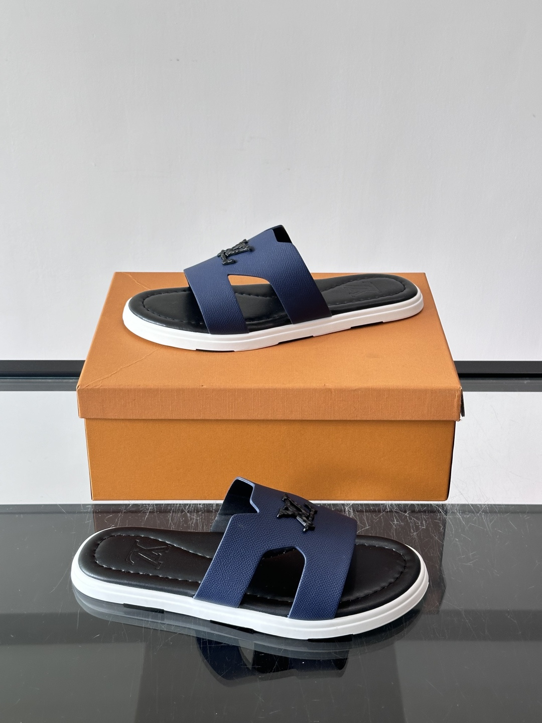 ​​✨LV Isola系列凉拖鞋，采用Monogram压花皮革，搭配橡胶鞋底，简约又有辨识度。鞋面“LV