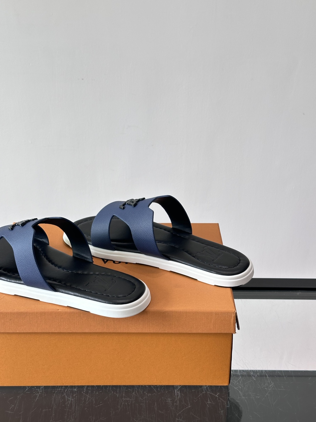 ​​✨LV Isola系列凉拖鞋，采用Monogram压花皮革，搭配橡胶鞋底，简约又有辨识度。鞋面“LV