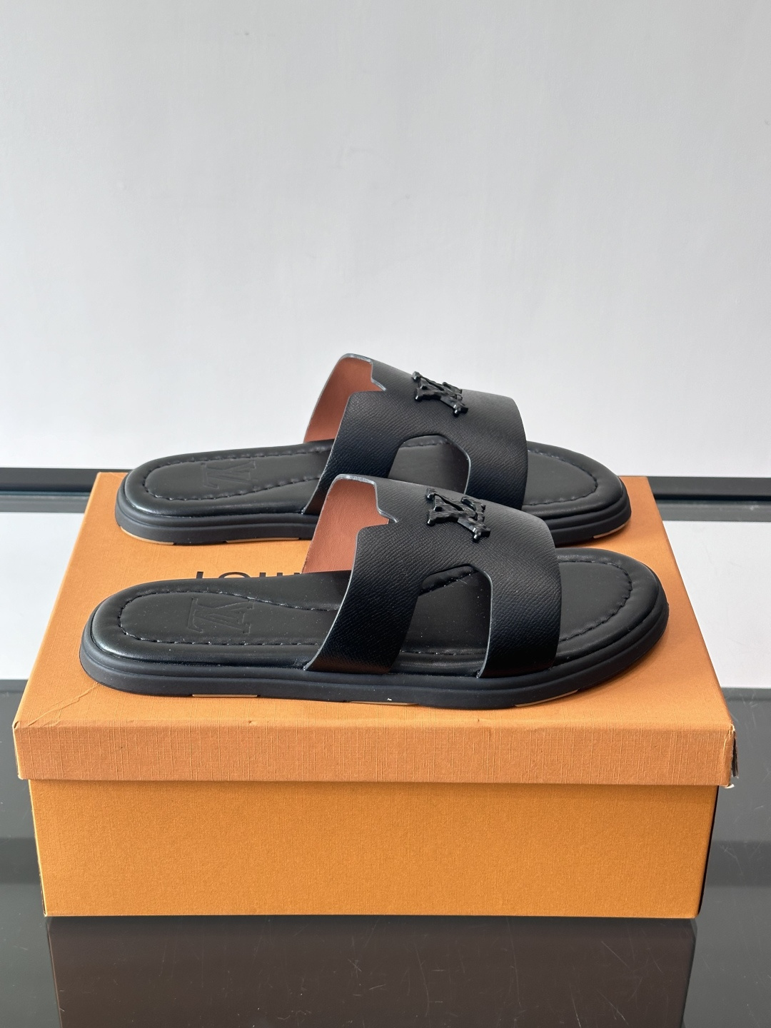 ​​✨LV Isola系列凉拖鞋，采用Monogram压花皮革，搭配橡胶鞋底，简约又有辨识度。鞋面“LV