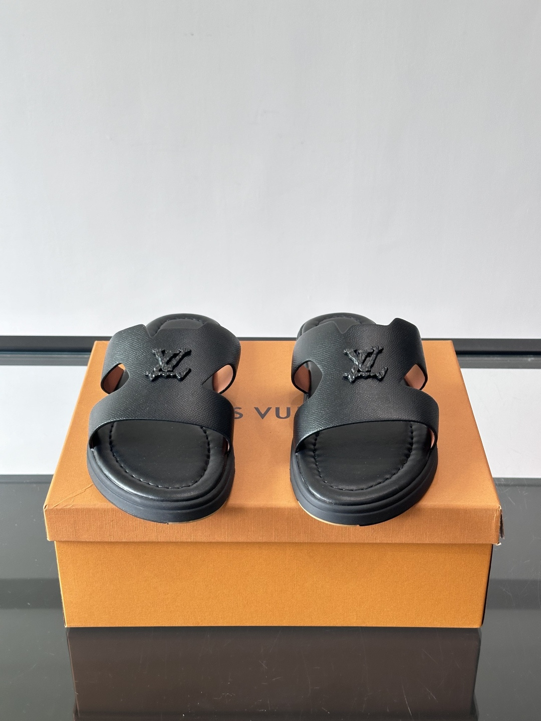 ​​✨LV Isola系列凉拖鞋，采用Monogram压花皮革，搭配橡胶鞋底，简约又有辨识度。鞋面“LV