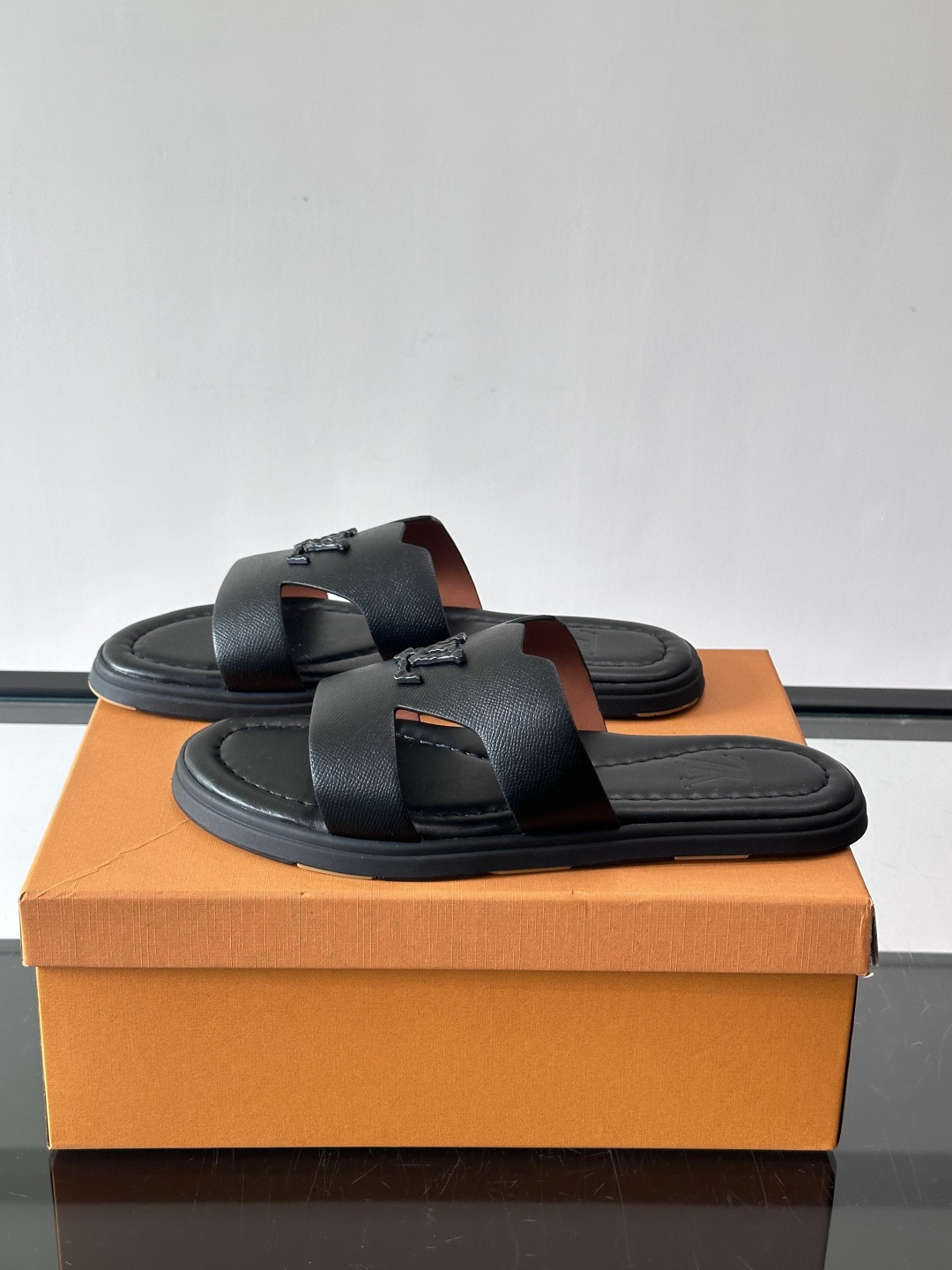 ​​✨LV Isola系列凉拖鞋，采用Monogram压花皮革，搭配橡胶鞋底，简约又有辨识度。鞋面“LV