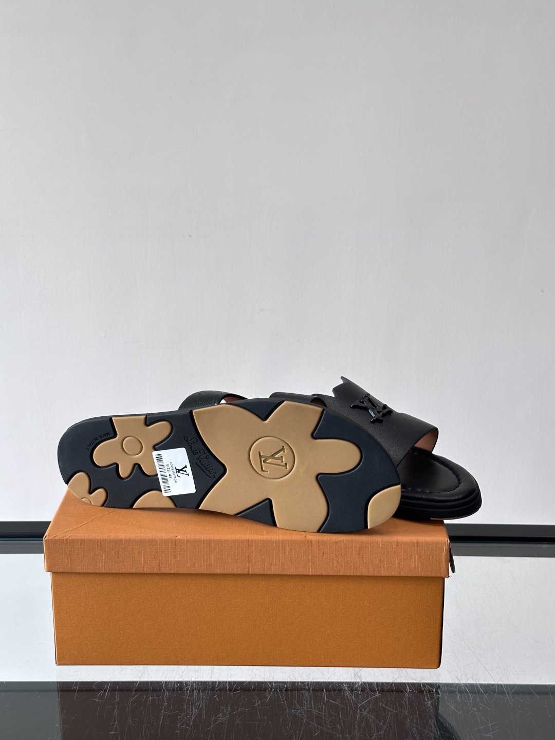 ​​✨LV Isola系列凉拖鞋，采用Monogram压花皮革，搭配橡胶鞋底，简约又有辨识度。鞋面“LV