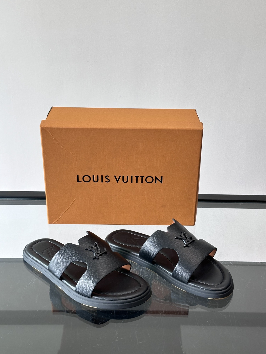 ​​✨LV Isola系列凉拖鞋，采用Monogram压花皮革，搭配橡胶鞋底，简约又有辨识度。鞋面“LV