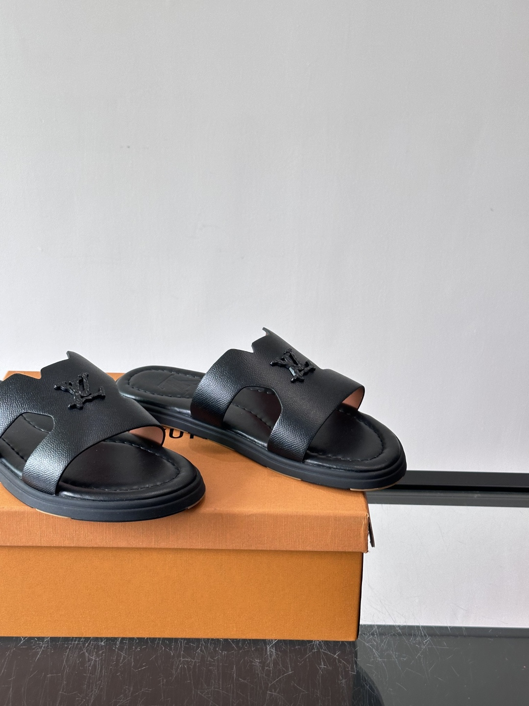 ​​✨LV Isola系列凉拖鞋，采用Monogram压花皮革，搭配橡胶鞋底，简约又有辨识度。鞋面“LV