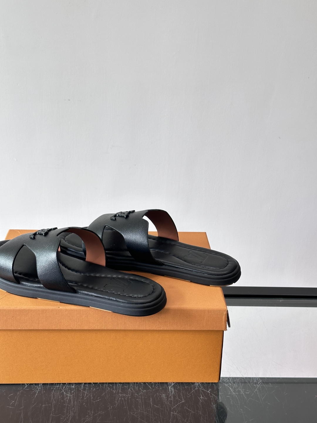 ​​✨LV Isola系列凉拖鞋，采用Monogram压花皮革，搭配橡胶鞋底，简约又有辨识度。鞋面“LV