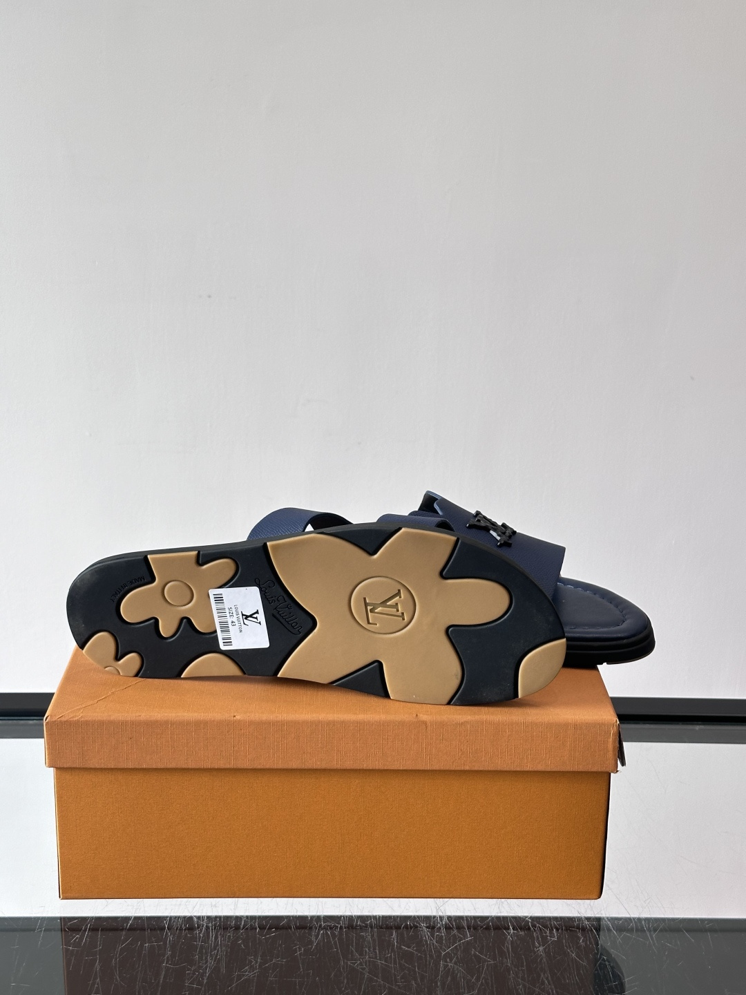 ​​✨LV Isola系列凉拖鞋，采用Monogram压花皮革，搭配橡胶鞋底，简约又有辨识度。鞋面“LV