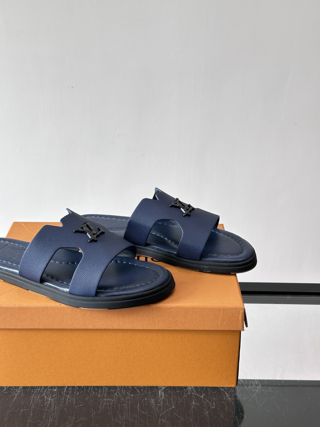 ​​✨LV Isola系列凉拖鞋，采用Monogram压花皮革，搭配橡胶鞋底，简约又有辨识度。鞋面“LV