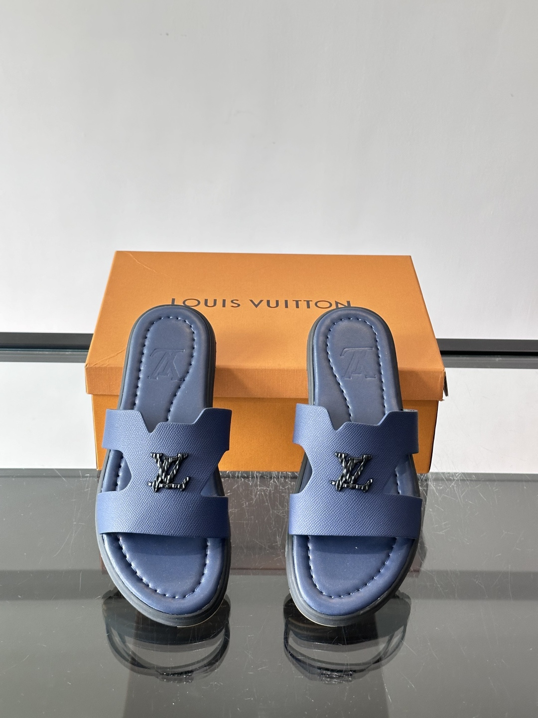 ​​✨LV Isola系列凉拖鞋，采用Monogram压花皮革，搭配橡胶鞋底，简约又有辨识度。鞋面“LV