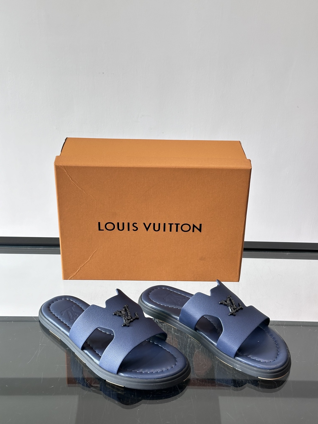 ​​✨LV Isola系列凉拖鞋，采用Monogram压花皮革，搭配橡胶鞋底，简约又有辨识度。鞋面“LV