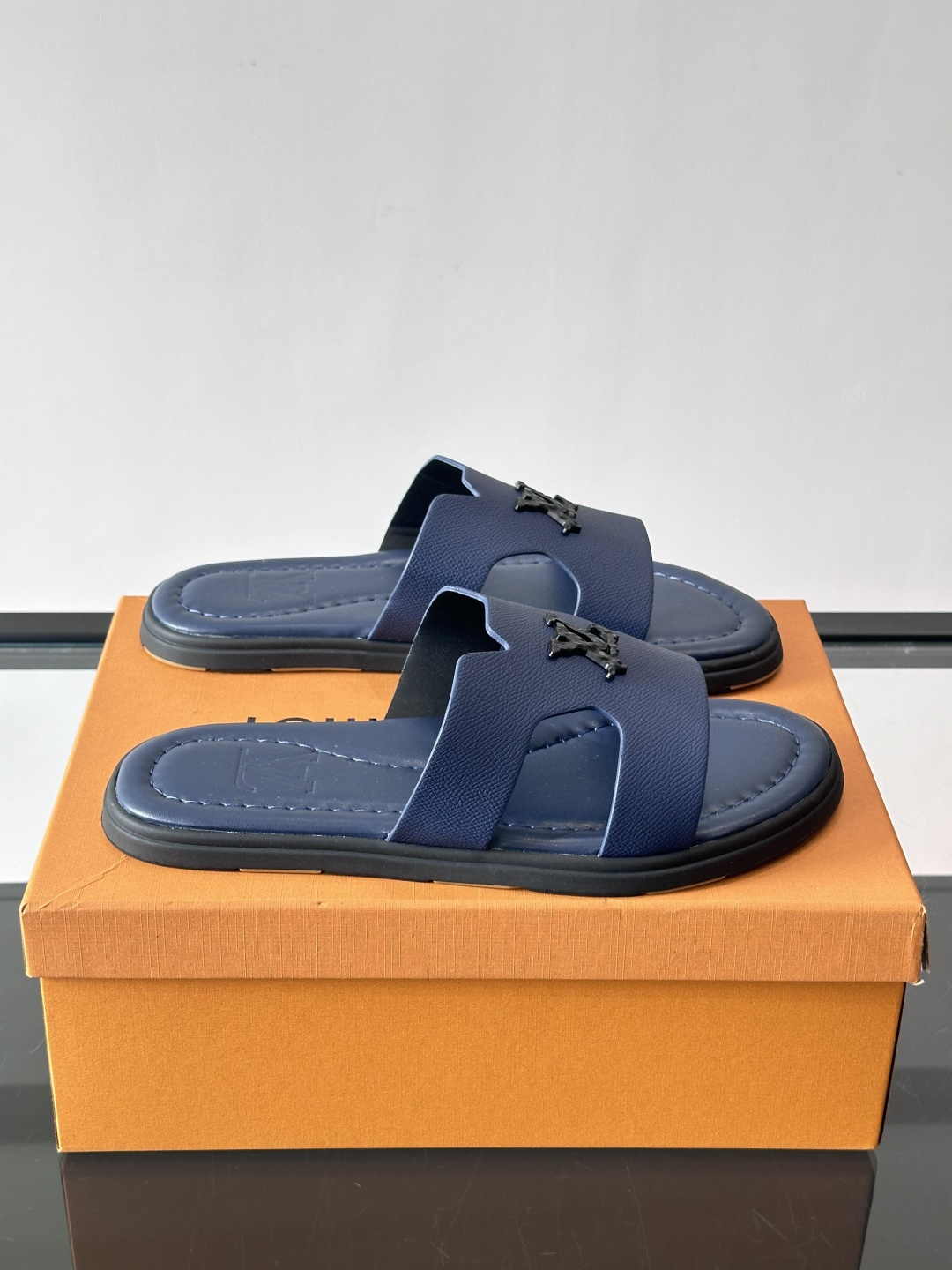 ​​✨LV Isola系列凉拖鞋，采用Monogram压花皮革，搭配橡胶鞋底，简约又有辨识度。鞋面“LV