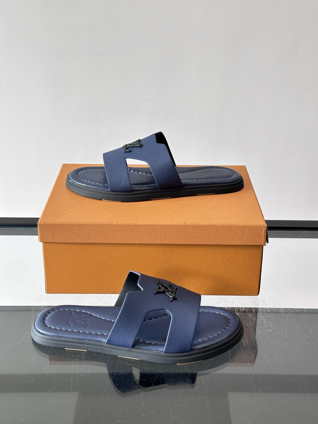 ​​✨LV Isola系列凉拖鞋，采用Monogram压花皮革，搭配橡胶鞋底，简约又有辨识度。鞋面“LV