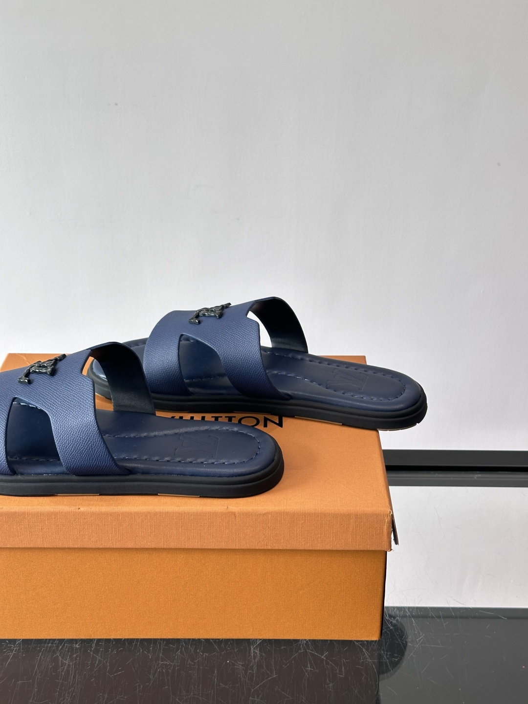 ​​✨LV Isola系列凉拖鞋，采用Monogram压花皮革，搭配橡胶鞋底，简约又有辨识度。鞋面“LV