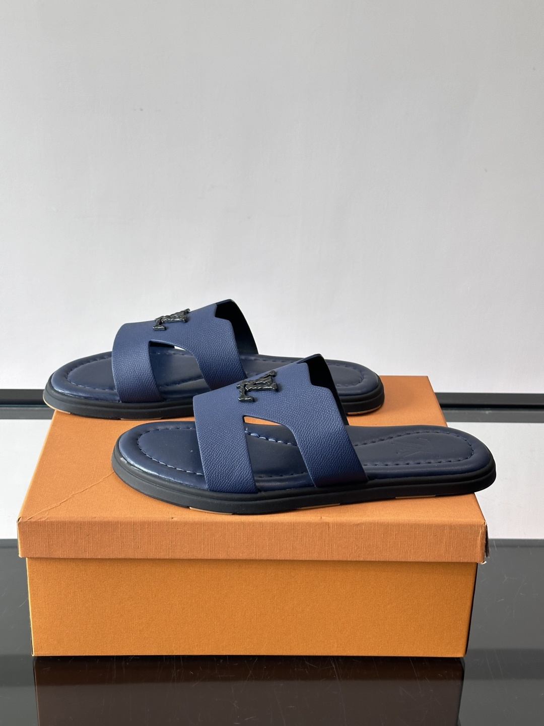 ​​✨LV Isola系列凉拖鞋，采用Monogram压花皮革，搭配橡胶鞋底，简约又有辨识度。鞋面“LV