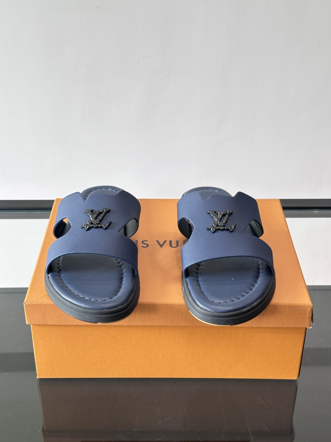 ​​✨LV Isola系列凉拖鞋，采用Monogram压花皮革，搭配橡胶鞋底，简约又有辨识度。鞋面“LV