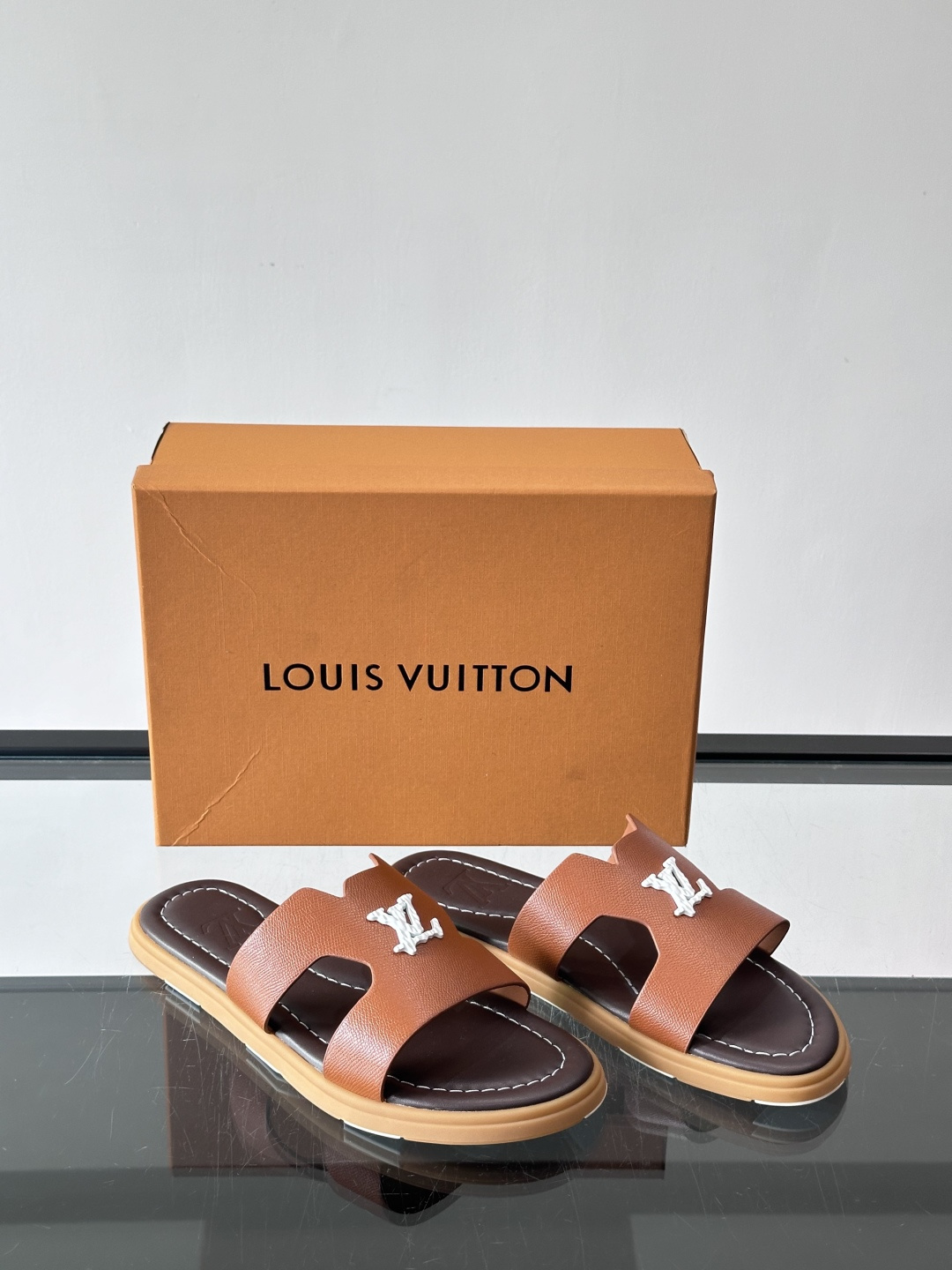 ​​✨LV Isola系列凉拖鞋，采用Monogram压花皮革，搭配橡胶鞋底，简约又有辨识度。鞋面“LV