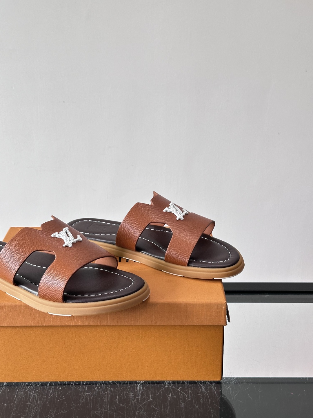 ​​✨LV Isola系列凉拖鞋，采用Monogram压花皮革，搭配橡胶鞋底，简约又有辨识度。鞋面“LV