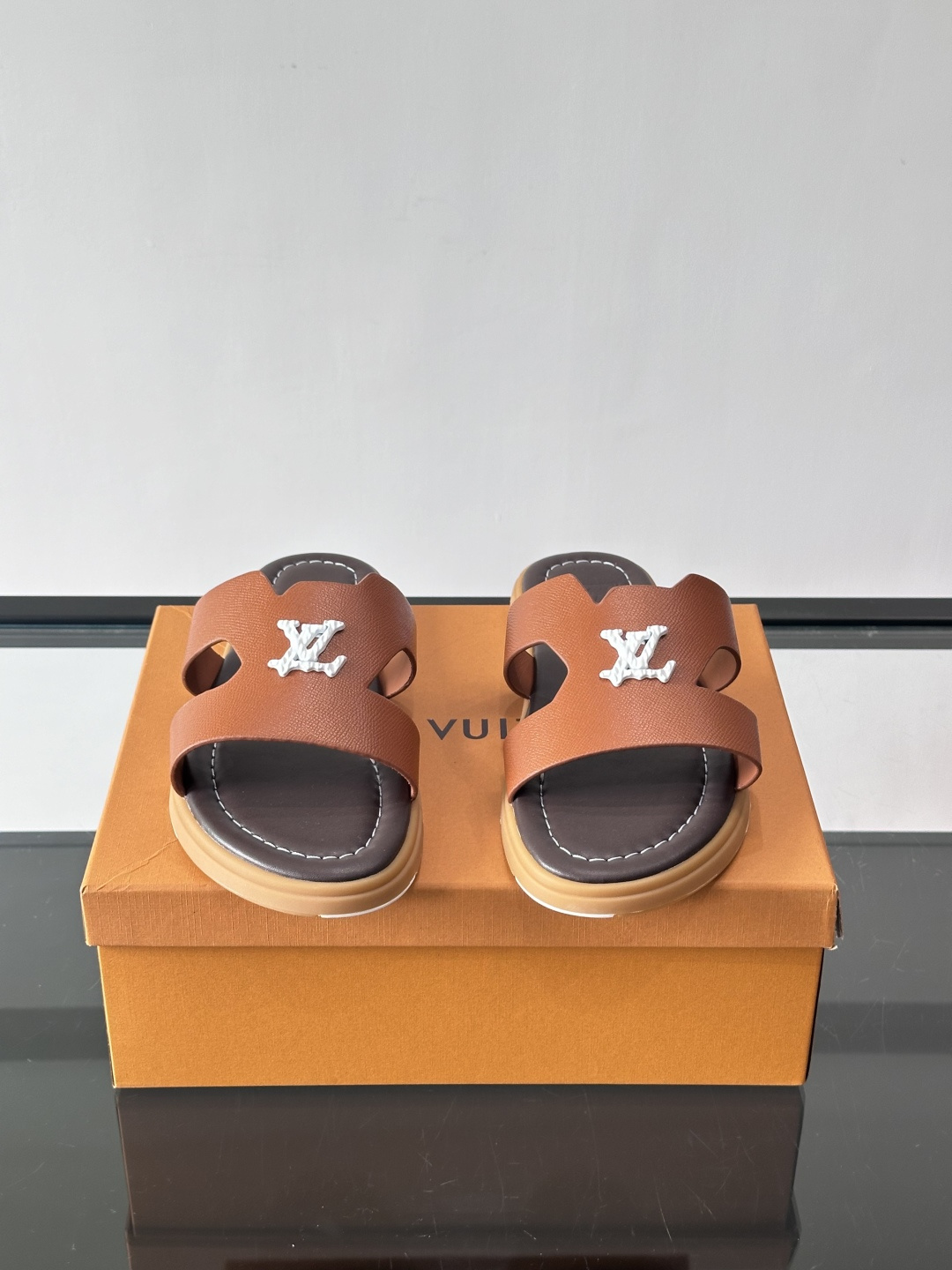 ​​✨LV Isola系列凉拖鞋，采用Monogram压花皮革，搭配橡胶鞋底，简约又有辨识度。鞋面“LV