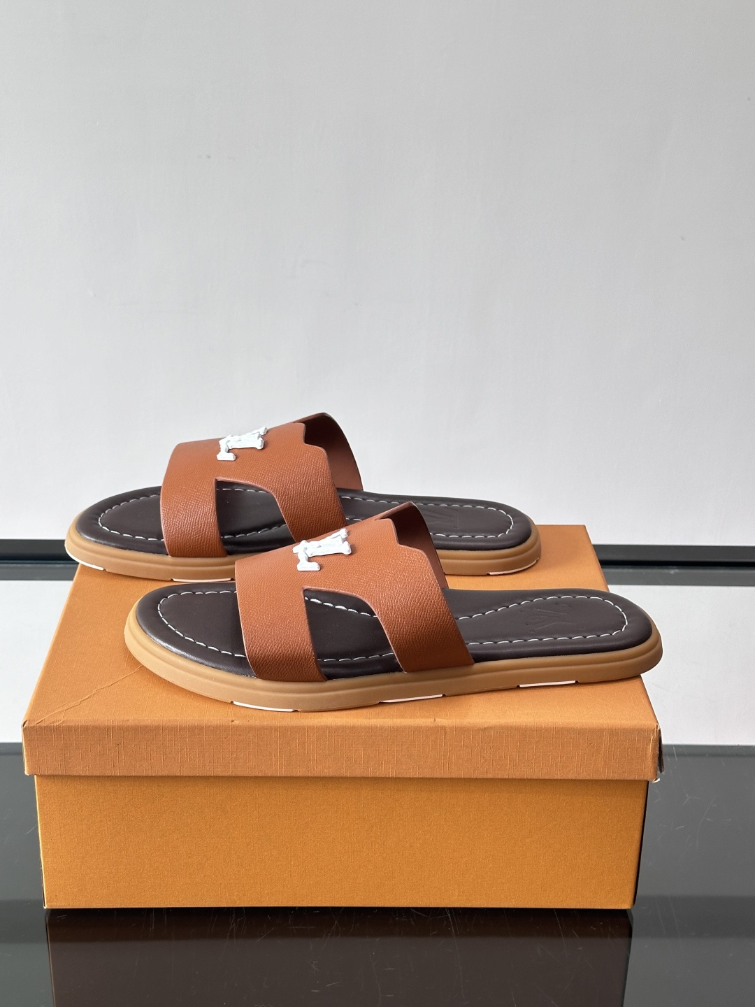 ​​✨LV Isola系列凉拖鞋，采用Monogram压花皮革，搭配橡胶鞋底，简约又有辨识度。鞋面“LV