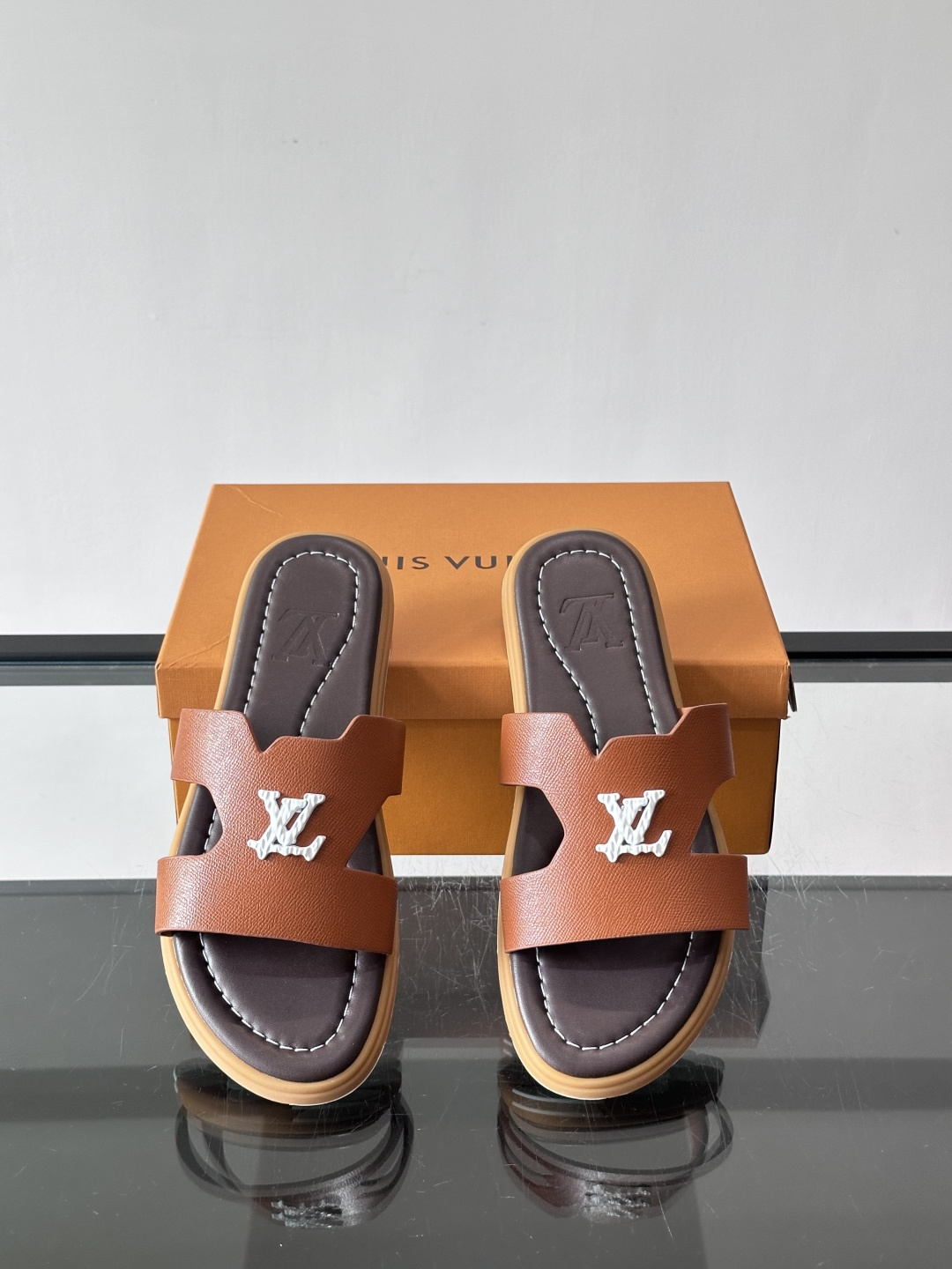 ​​✨LV Isola系列凉拖鞋，采用Monogram压花皮革，搭配橡胶鞋底，简约又有辨识度。鞋面“LV