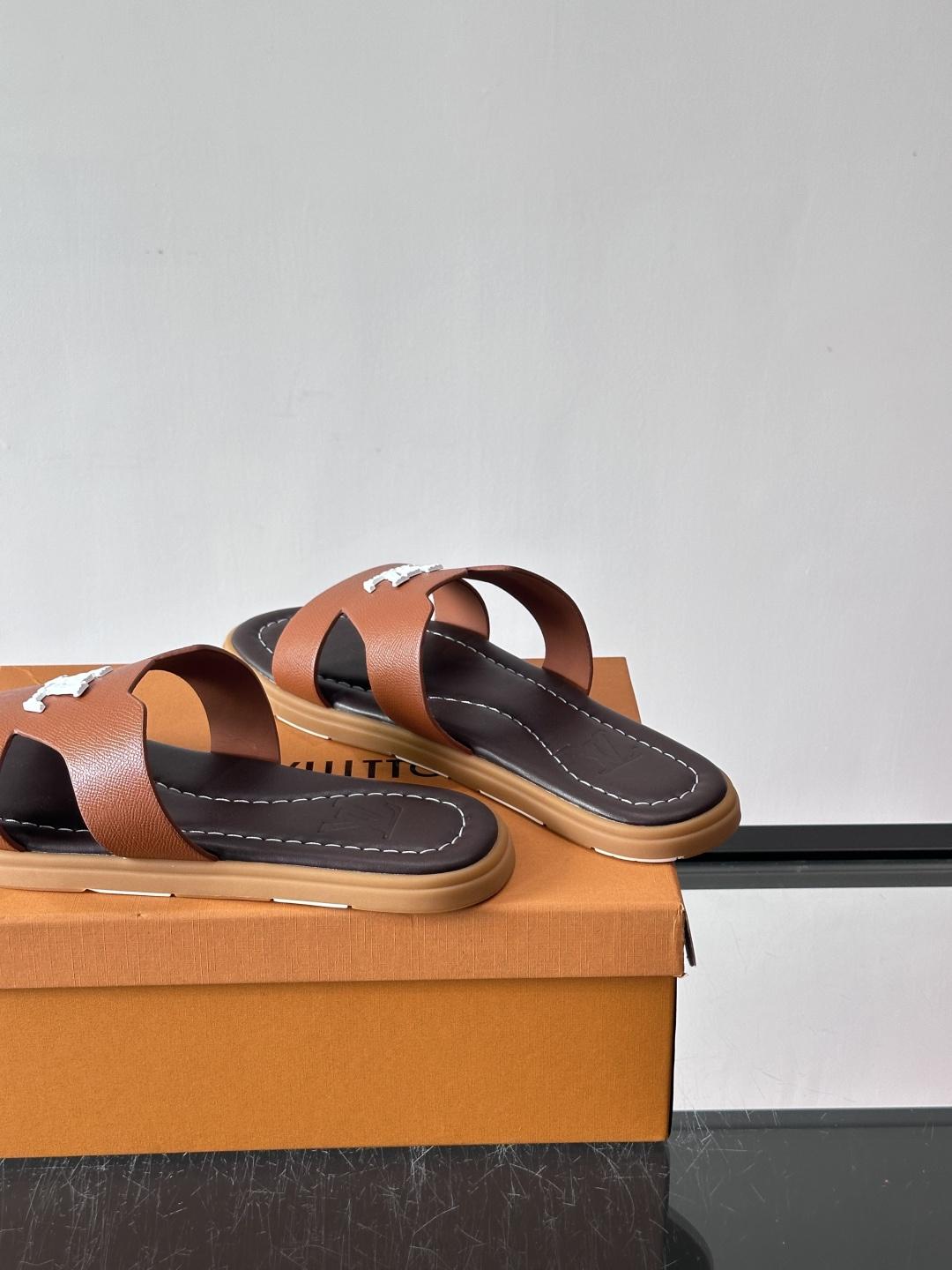 ​​✨LV Isola系列凉拖鞋，采用Monogram压花皮革，搭配橡胶鞋底，简约又有辨识度。鞋面“LV