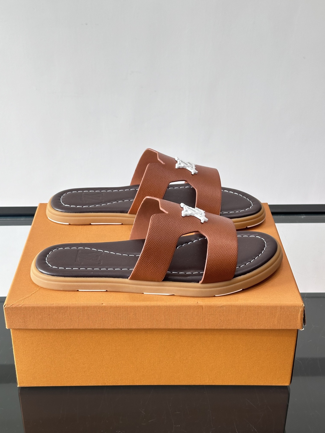 ​​✨LV Isola系列凉拖鞋，采用Monogram压花皮革，搭配橡胶鞋底，简约又有辨识度。鞋面“LV